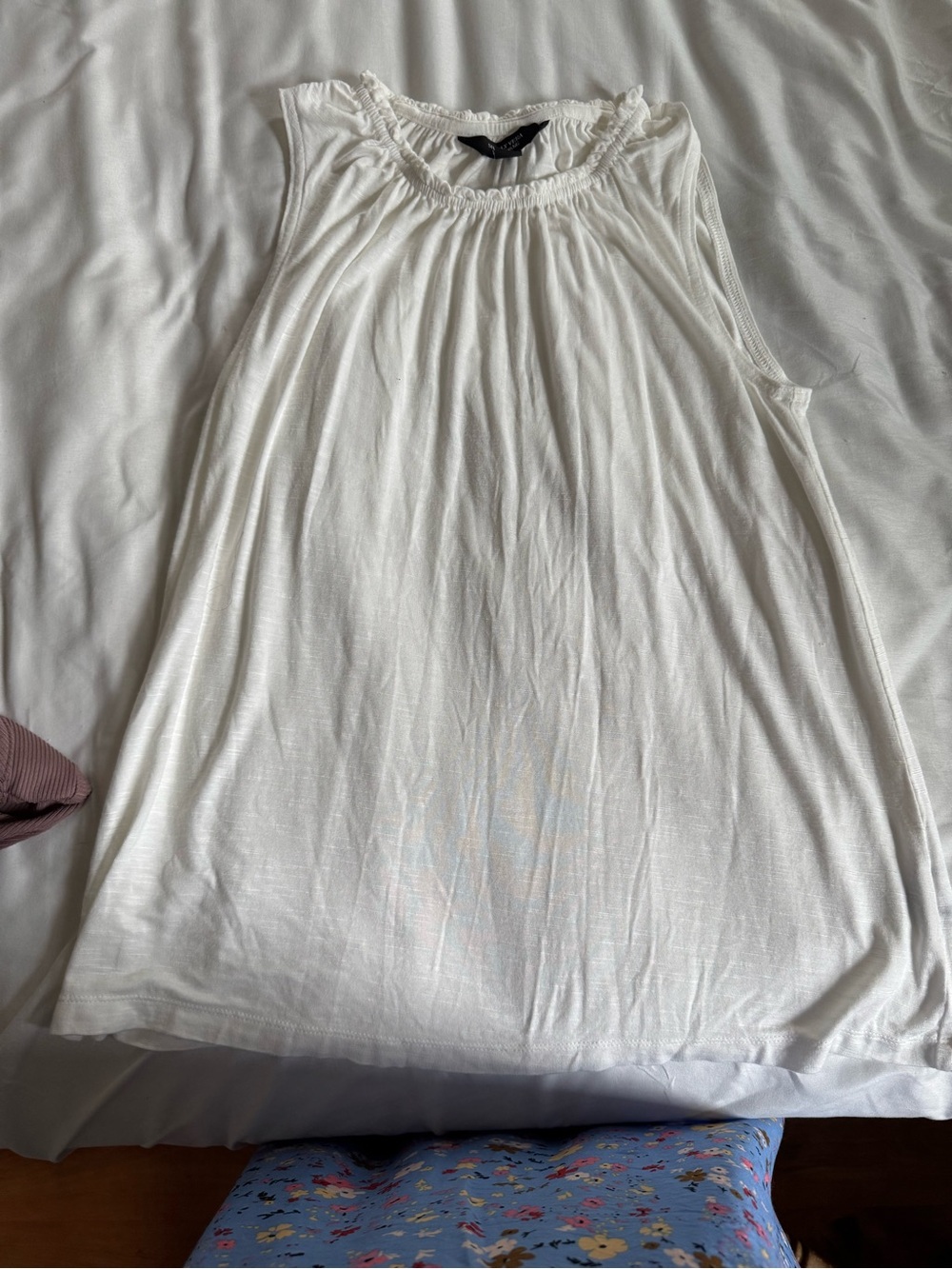 Simply Vera Wang White Sleeveless Smocked-Neck Tank Top - Women